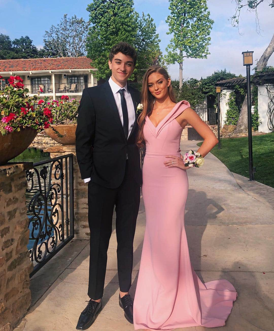 Larsen Thompsonさんのインスタグラム写真 - (Larsen ThompsonInstagram)「Senior Prom 2k19💗  Unforgettable night with my best friend and love💗 Thank you @csiriano for my absolute dream dress💗  GLAM: @beglammednow」4月30日 6時07分 - larsenthompson