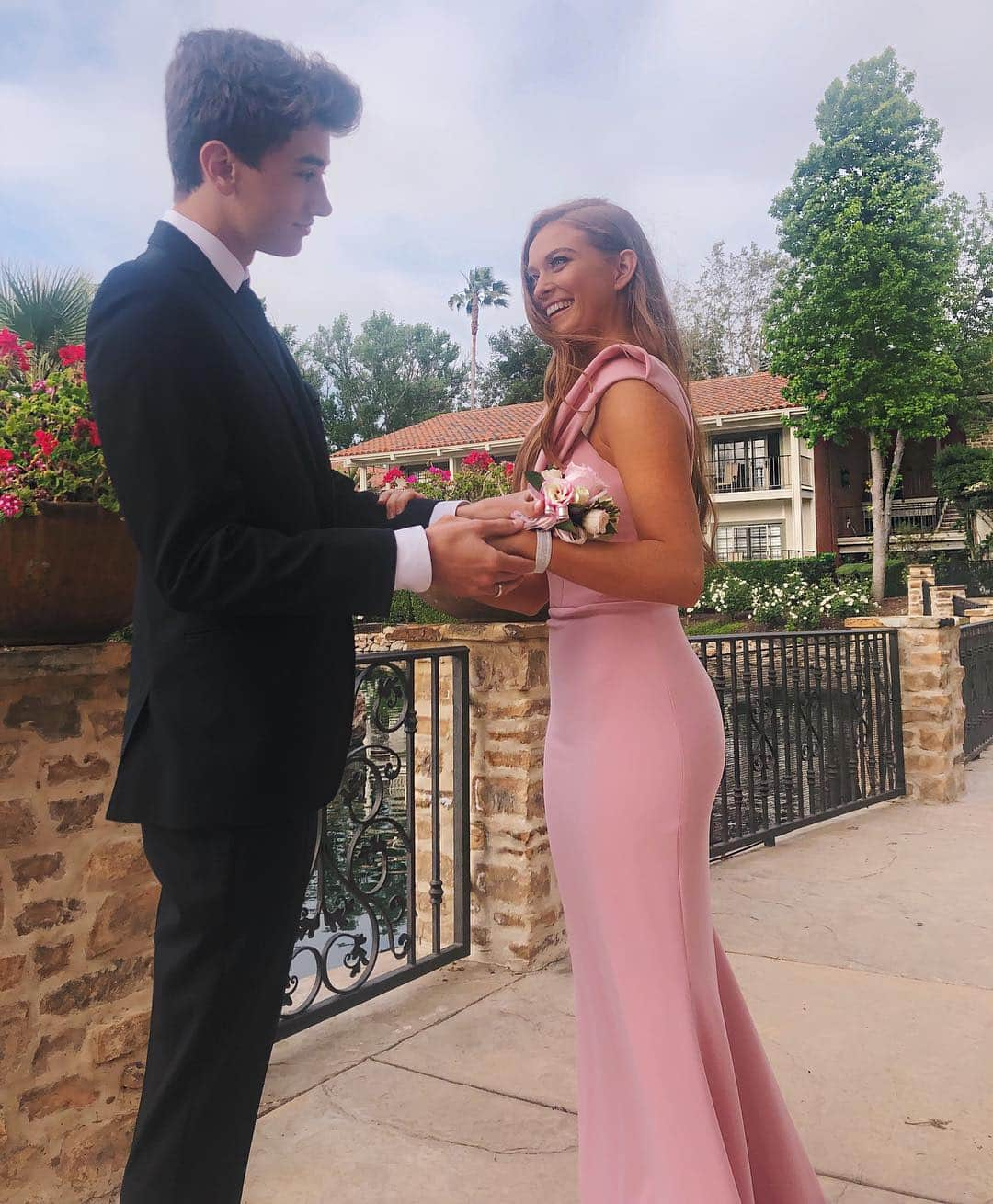 Larsen Thompsonさんのインスタグラム写真 - (Larsen ThompsonInstagram)「Senior Prom 2k19💗  Unforgettable night with my best friend and love💗 Thank you @csiriano for my absolute dream dress💗  GLAM: @beglammednow」4月30日 6時07分 - larsenthompson