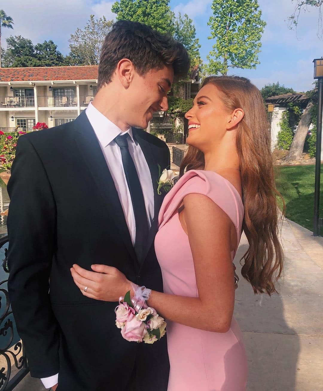 Larsen Thompsonさんのインスタグラム写真 - (Larsen ThompsonInstagram)「Senior Prom 2k19💗  Unforgettable night with my best friend and love💗 Thank you @csiriano for my absolute dream dress💗  GLAM: @beglammednow」4月30日 6時07分 - larsenthompson