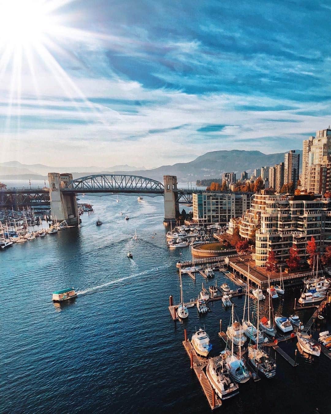 バンクーバー観光局- Tourism Vancouverさんのインスタグラム写真 - (バンクーバー観光局- Tourism VancouverInstagram)「フォールス・クリークと呼ばれる入り江を挟んで、写真右側がダウンタウンエリア、左側はキツラノエリアになっています。入り江をすすむ小型フェリーは、ダウンタウンからグランビル・アイランドへ向かっていますよ。 📷 : @dumbbells_and_blenders(Instagram) . . . #カナダ #バンクーバー #Vancouver #旅 #旅行 #女子旅 #旅好き #一人旅 #海外旅行 #トラベル #旅女子 #旅行好きな人と繋がりたい #旅好きな人と繋がりたい #旅行好き #旅行大好き #旅行行きたい #旅に出たい #海外 #旅の記録 #旅の思い出 #旅行記 #旅したくなるフォト #マイトリップ #マイトリ #retrip_global #風景 #世界一周 #ダレカニミセタイケシキ」4月30日 6時00分 - vancouvertabi
