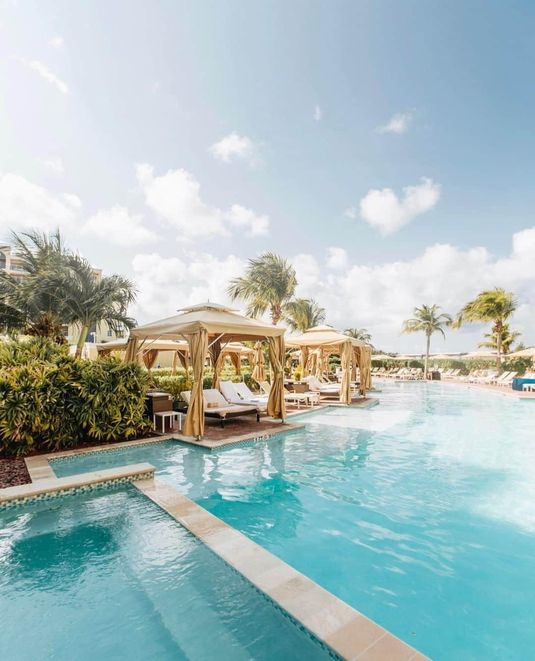 リッツ・カールトンさんのインスタグラム写真 - (リッツ・カールトンInstagram)「Island sunshine and tropical breezes create your poolside paradise at The Ritz-Carlton, #Aruba. #Caribbean #island #cabana #sunshine #tropical #paradise #pool #swimmingpool #poolside #palmtrees #blueskies #relaxing #vacation #escape #getaway #travel #travelgram #Instatravel #traveldiaries」4月30日 6時00分 - ritzcarlton