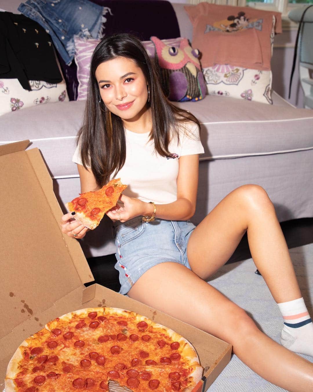 ミランダ・コスグローヴさんのインスタグラム写真 - (ミランダ・コスグローヴInstagram)「Pizza for one ☝🏼🍕 📷 @carolinapalmgren 💁🏻‍♀️ @michaelhair 💄 @elienmaalouf」4月30日 6時02分 - mirandacosgrove