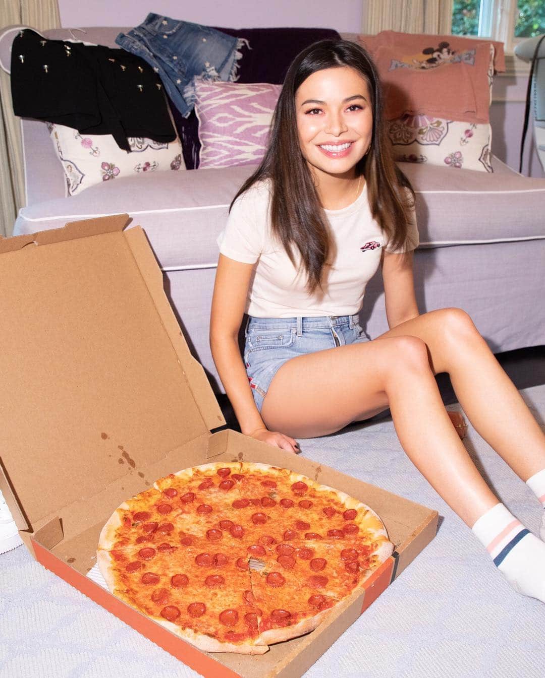 ミランダ・コスグローヴさんのインスタグラム写真 - (ミランダ・コスグローヴInstagram)「Pizza for one ☝🏼🍕 📷 @carolinapalmgren 💁🏻‍♀️ @michaelhair 💄 @elienmaalouf」4月30日 6時02分 - mirandacosgrove
