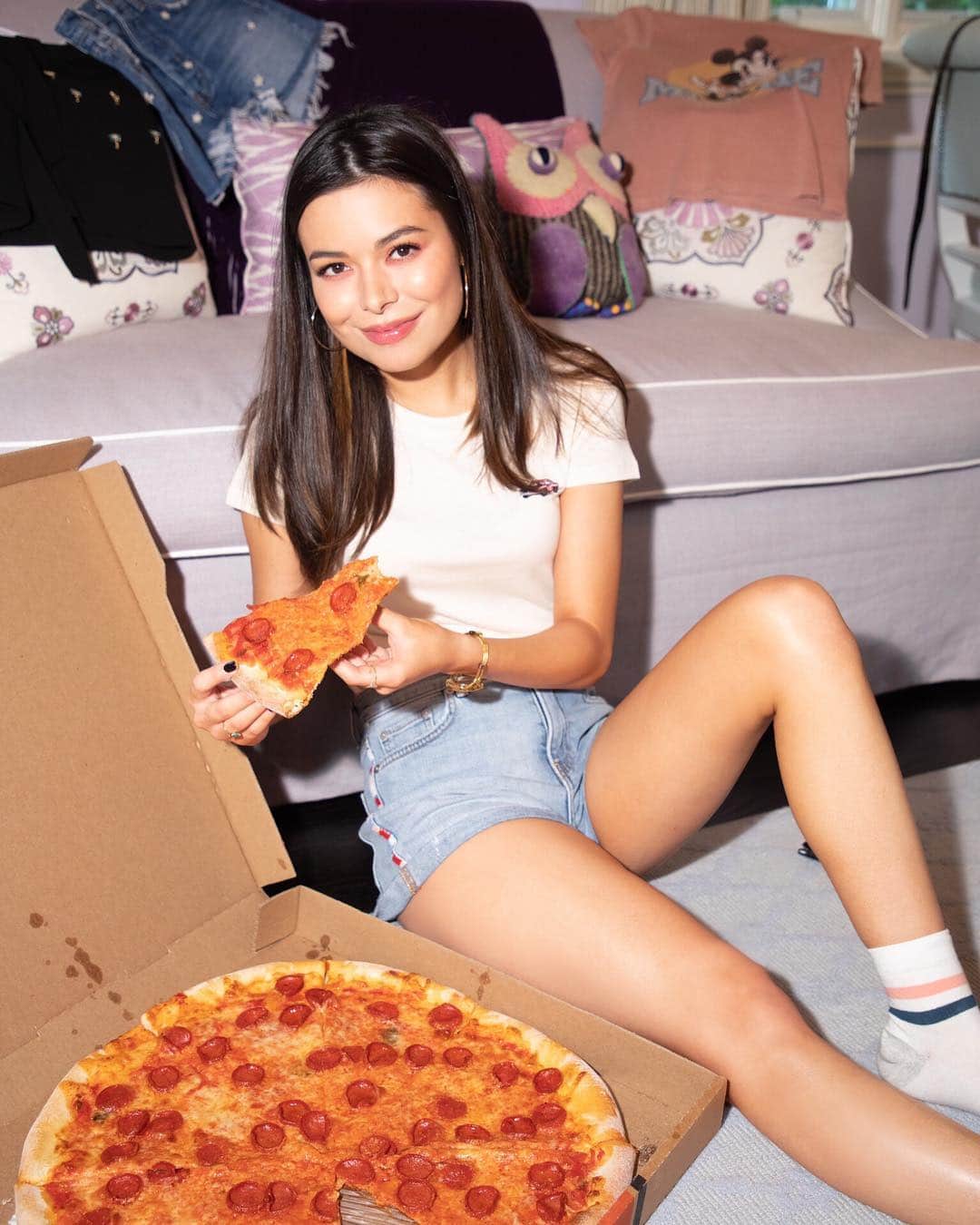 ミランダ・コスグローヴのインスタグラム：「Pizza for one ☝🏼🍕 📷 @carolinapalmgren 💁🏻‍♀️ @michaelhair 💄 @elienmaalouf」