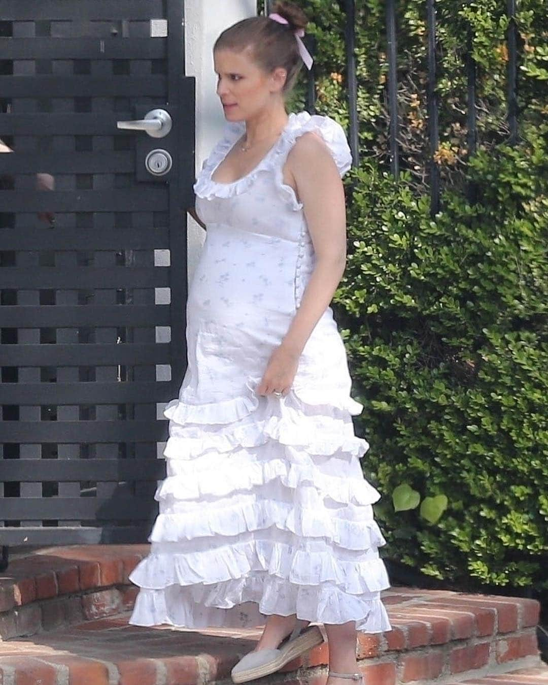 Just Jaredさんのインスタグラム写真 - (Just JaredInstagram)「Kate Mara looks lovely while stepping out for her baby shower!  #KateMara Photo: Backgrid」4月30日 6時35分 - justjared