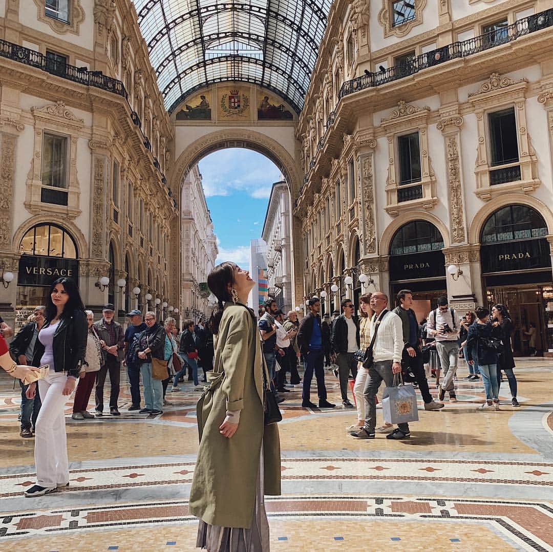 小祝麻里亜のインスタグラム：「day.2  Milano,Italy ． ． ヴィットーリオ・エマヌエーレ2世のガッレリア〜ゴシック建築の ミラノ ドゥオーモ〜カンパリ発祥の地 カンパリーノ〜ミラノピザ〜ミラノカツレツ〜ルイーニの揚げピザ🍕 ． 観光もしつつ、お腹も満たされ…次の都市へ🇮🇹 ＿＿＿＿＿＿＿＿＿＿＿ #italytravel#italytrip#trip#travel#milan#milano#イタリア#ミラノ#ドゥオーモ #ゴシック建築#ガッレリア#ミラノグルメ #カンパリ #旅スタグラム #イタリア旅行#家族旅行#가족여행#여행기록#여행스냅#여행스타그램#여행」