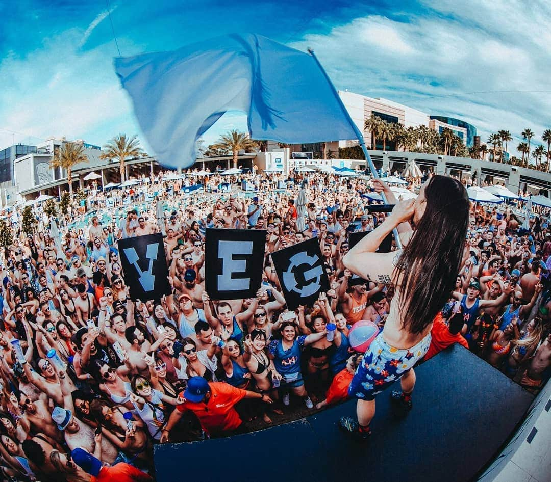 スティーヴ・アオキさんのインスタグラム写真 - (スティーヴ・アオキInstagram)「Who wants to come to my pool party?? @wetrepublic #aokisplayhouse」4月30日 6時51分 - steveaoki