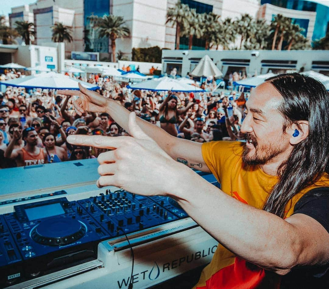 スティーヴ・アオキさんのインスタグラム写真 - (スティーヴ・アオキInstagram)「Who wants to come to my pool party?? @wetrepublic #aokisplayhouse」4月30日 6時51分 - steveaoki