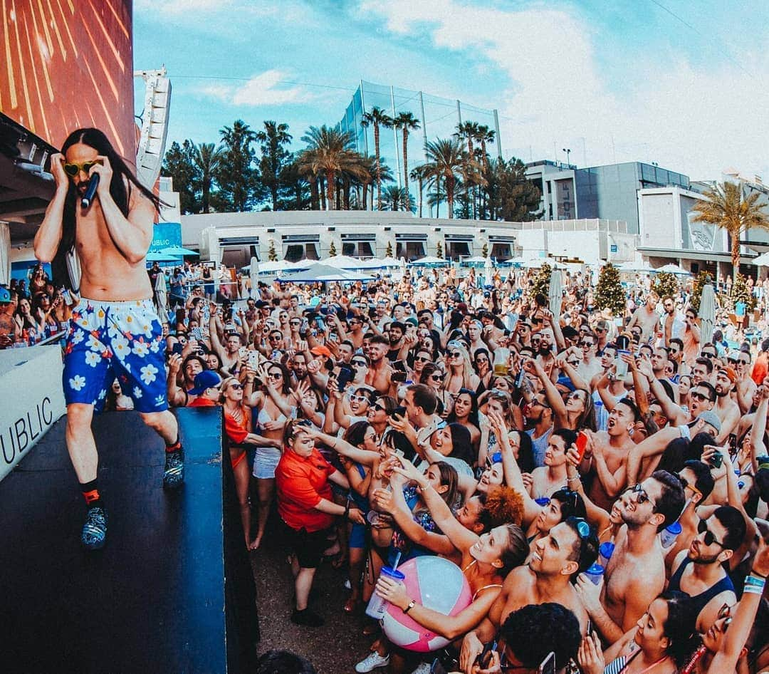 スティーヴ・アオキさんのインスタグラム写真 - (スティーヴ・アオキInstagram)「Who wants to come to my pool party?? @wetrepublic #aokisplayhouse」4月30日 6時51分 - steveaoki