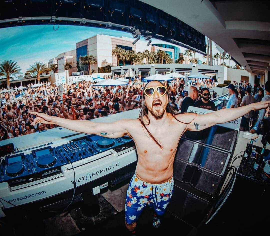 スティーヴ・アオキさんのインスタグラム写真 - (スティーヴ・アオキInstagram)「Who wants to come to my pool party?? @wetrepublic #aokisplayhouse」4月30日 6時51分 - steveaoki