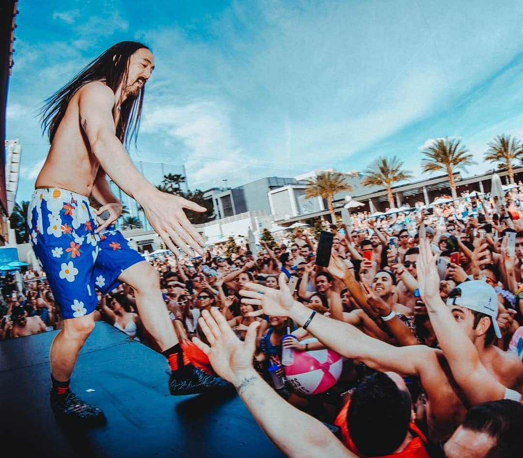 スティーヴ・アオキさんのインスタグラム写真 - (スティーヴ・アオキInstagram)「Who wants to come to my pool party?? @wetrepublic #aokisplayhouse」4月30日 6時51分 - steveaoki