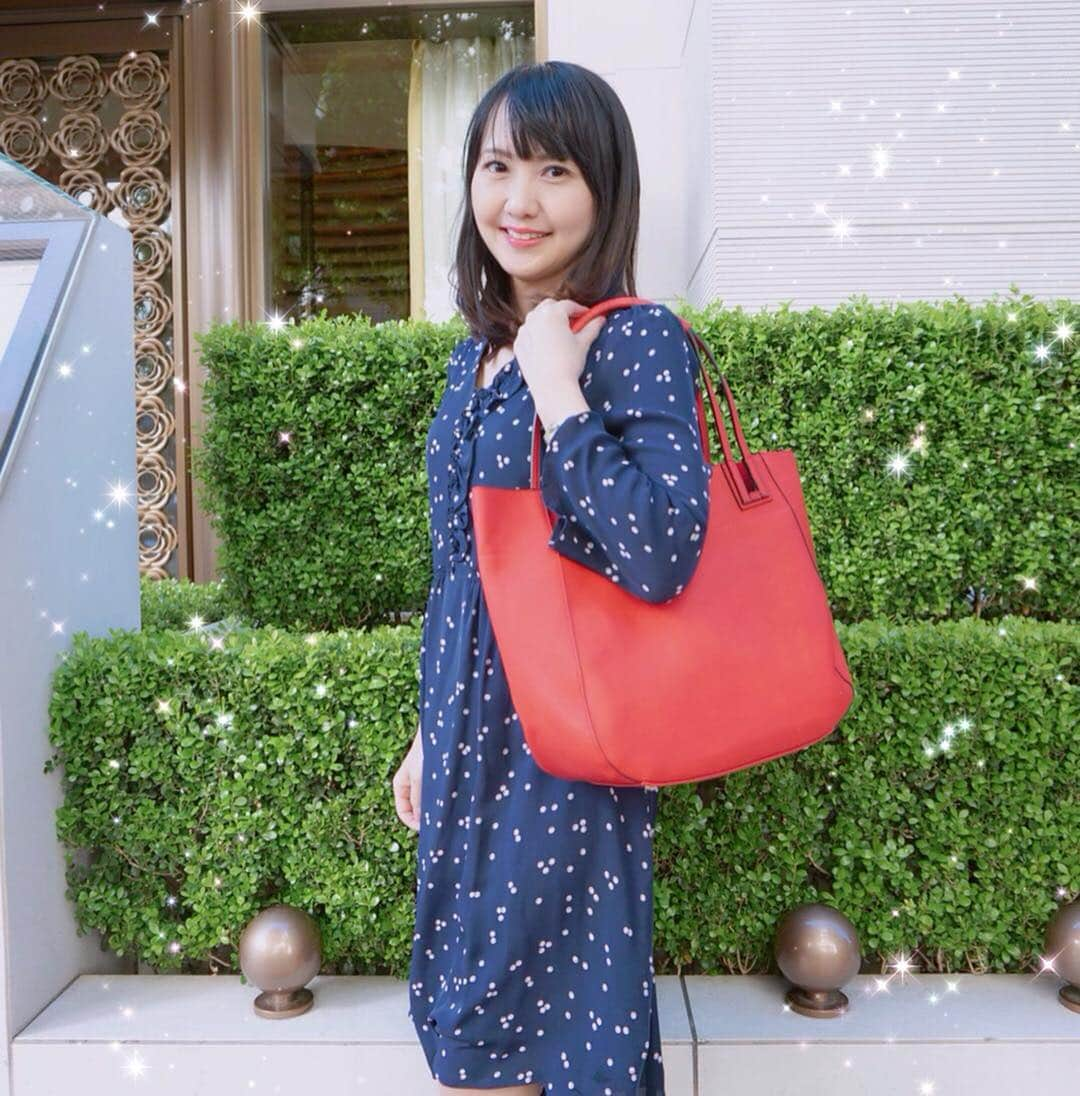 三浦泉さんのインスタグラム写真 - (三浦泉Instagram)「* いつも小さめのBAGが多いですが荷物が多い日は @andplus_official のトートBAGに👜♥️ *  @andplus_official  は 上質エレガントな大人のバックブランドで  デイリーにもフォーマルでも使えるのが素敵♥️💗👜 *  カラーバリエーションも豊富で ON/OFF 色々なシーンでも使えます‼️ ♪  シンプルですっきりとしたデザインなので、どんなコーデも合わせやすいですね♥️ この日はイベントでしたが、書類が多い日やジム やヨガに行く時もお役立ち♥️ * （画像2枚目 ） →スワイプしてね🍒❤️ * → そしてそしてバッグの中にはバッグインバッグが付いているので 急な荷物がある日や  取り外して単品使いも♥️ *  ショルダベルトがあるから旅行にも便利そう♥️ ラッキーカラーの赤もベスト❣️ *  #＆plus #andplus #アンドプラス #bag #バッグ #カバン #2wayバッグ #ショルダーバッグ #トートバック #バッグインバッグ #firano #フィラノ #通勤バッグ #a4サイズ #軽量バッグ #red」4月30日 6時51分 - princessizu1201