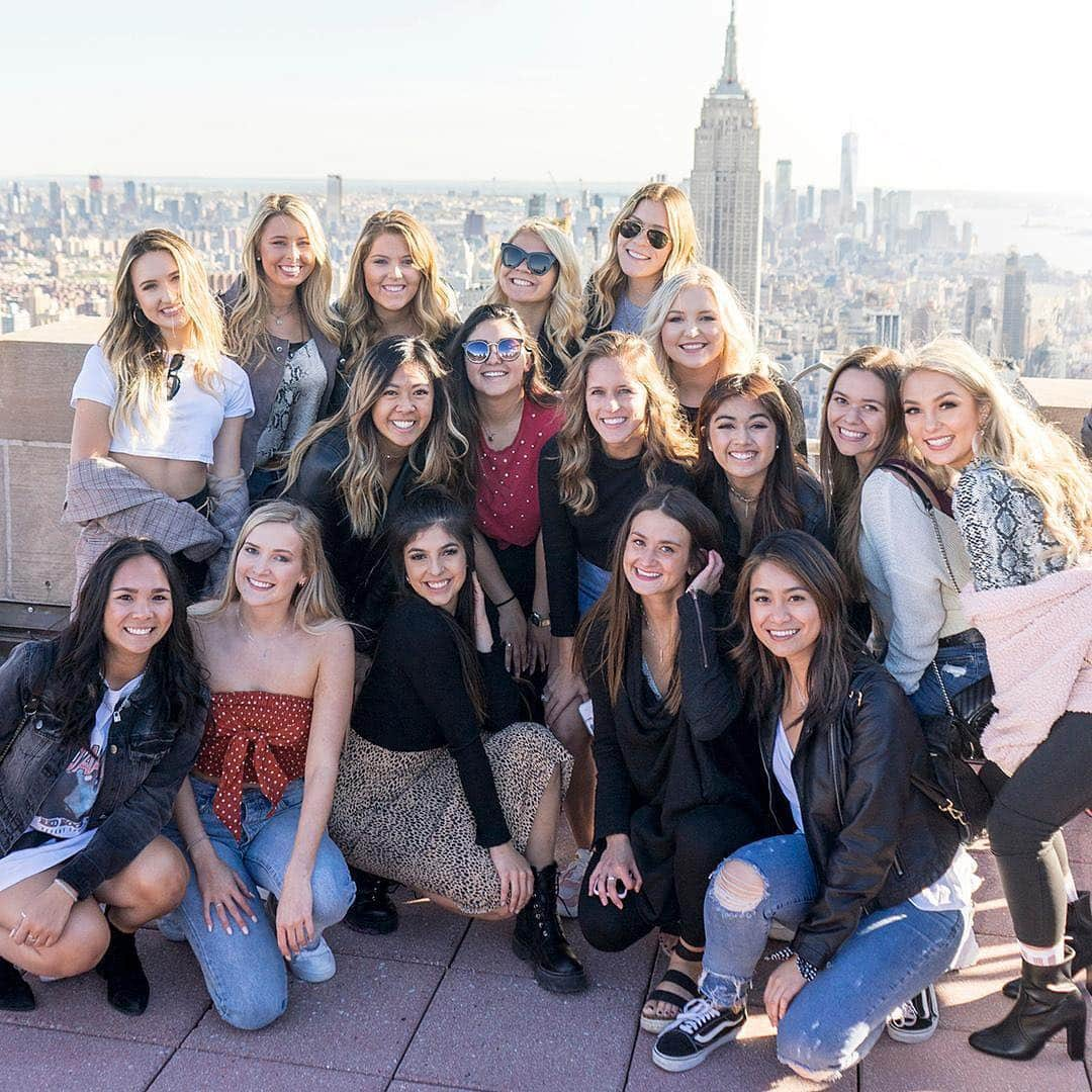 Victoria's Secret PINKさんのインスタグラム写真 - (Victoria's Secret PINKInstagram)「Our #PINKReps had a blast last week at PINK Headquarters in Columbus Ohio, and NYC for their Campus Rep Incentive Trip! Check out our IG Stories to 👀 their adventures and what inspired them! #PINKGRLPWR」4月30日 6時46分 - vspink