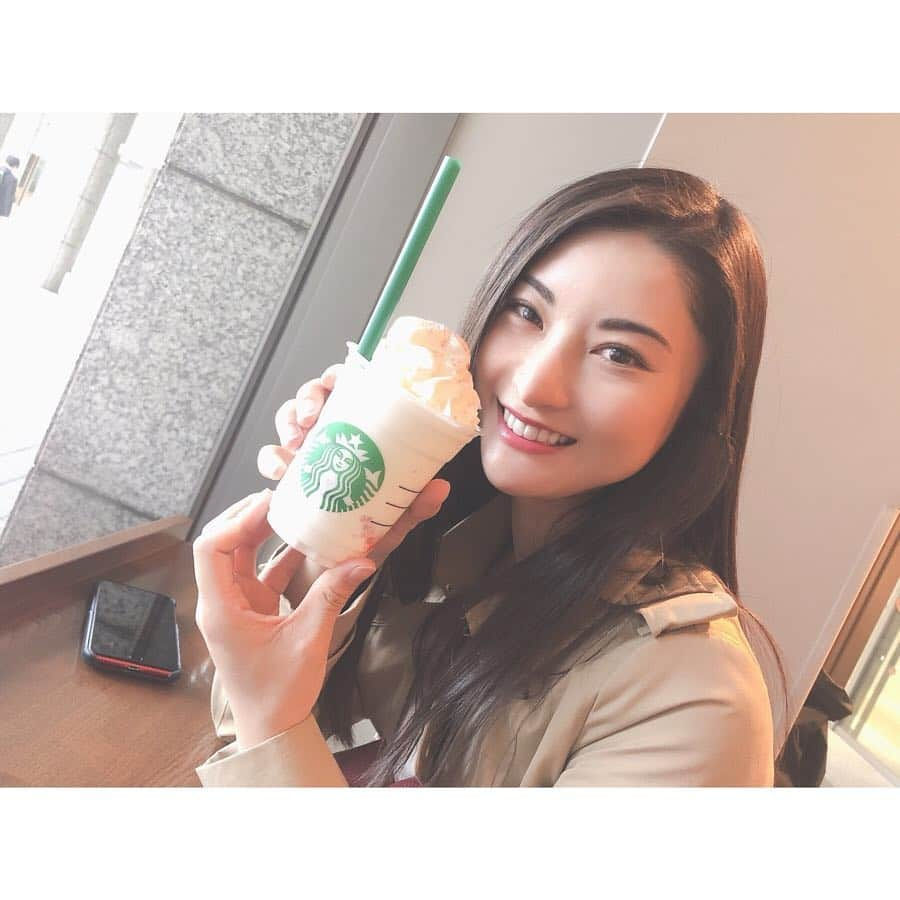 繭さんのインスタグラム写真 - (繭Instagram)「ㅤㅤㅤ ㅤㅤㅤ Starbucksのいちご🍓 やっと2種類とも飲めました☺️ どっちも美味しかったけど、 私はレッドの方がよりいちごっぽくて好き🤔💕 ㅤㅤㅤ #starbucks #ストロベリーベリーマッチフラペチーノ #ストロベリーベリーマッチフラペチーノホワイト #followme #followmejp #followjp」4月30日 6時45分 - mayumayu1008