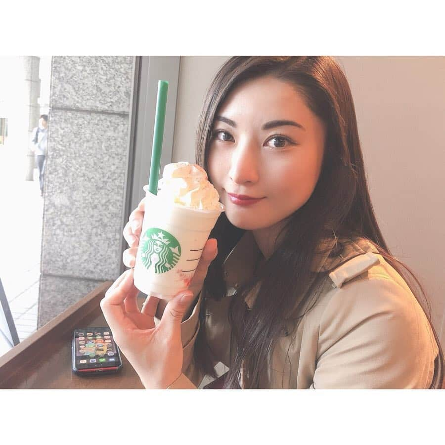 繭さんのインスタグラム写真 - (繭Instagram)「ㅤㅤㅤ ㅤㅤㅤ Starbucksのいちご🍓 やっと2種類とも飲めました☺️ どっちも美味しかったけど、 私はレッドの方がよりいちごっぽくて好き🤔💕 ㅤㅤㅤ #starbucks #ストロベリーベリーマッチフラペチーノ #ストロベリーベリーマッチフラペチーノホワイト #followme #followmejp #followjp」4月30日 6時45分 - mayumayu1008