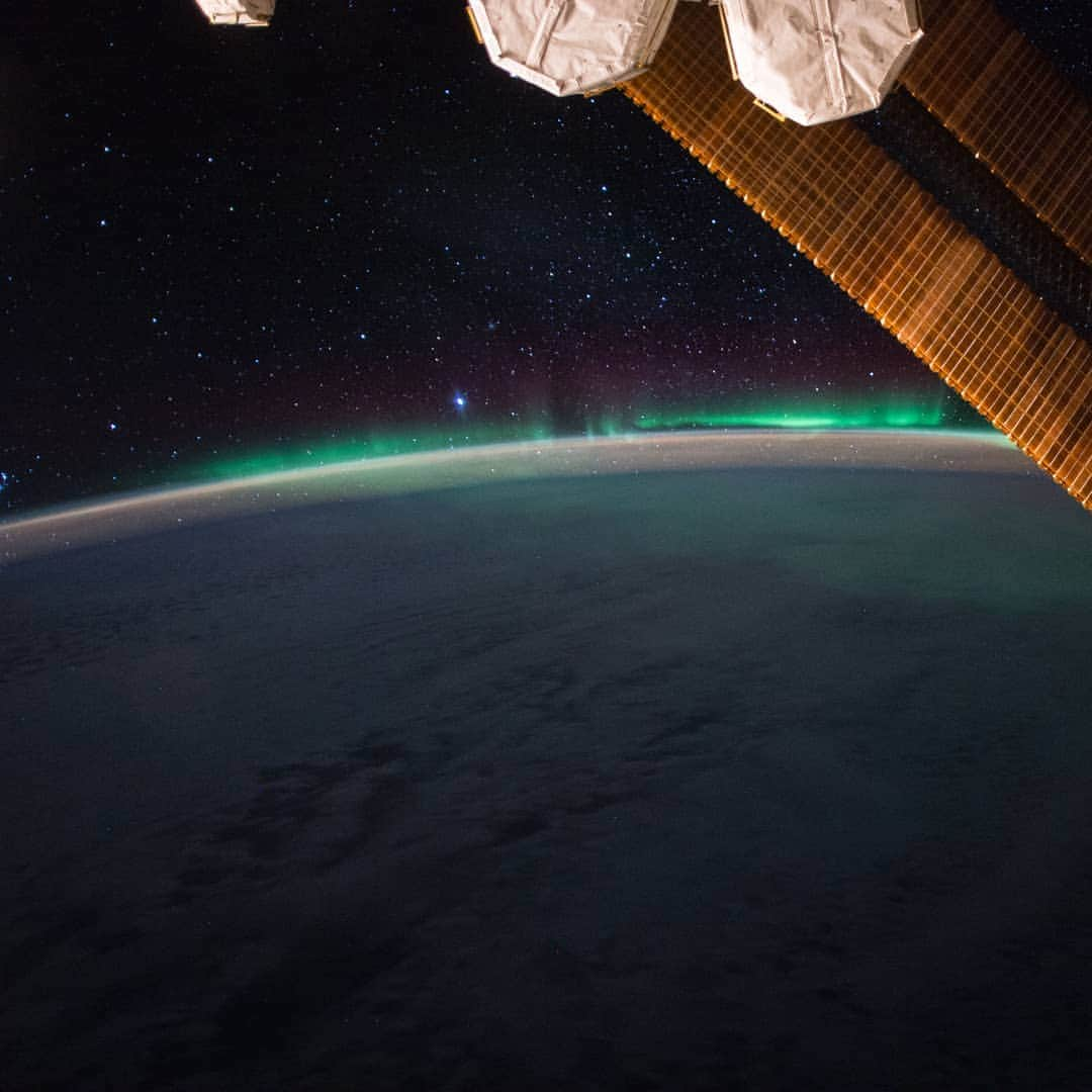 国際宇宙ステーションさんのインスタグラム写真 - (国際宇宙ステーションInstagram)「The aurora and the night sky above Earth’s atmosphere are pictured from the space station. A portion of the station’s solar arrays and a pair of nitrogen/oxygen recharge system tanks are pictured in the foreground.  #nasa #international #space #station #earth #aurora #stars」4月30日 6時55分 - iss