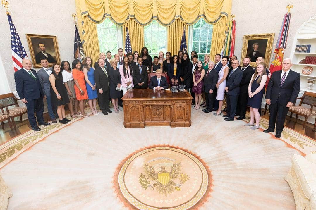 ドナルド・トランプさんのインスタグラム写真 - (ドナルド・トランプInstagram)「Today, President Trump welcomed the 2019 NCAA Division I Women’s Basketball National Champions, the Baylor Lady Bears to the Oval Office.」4月30日 6時58分 - realdonaldtrump