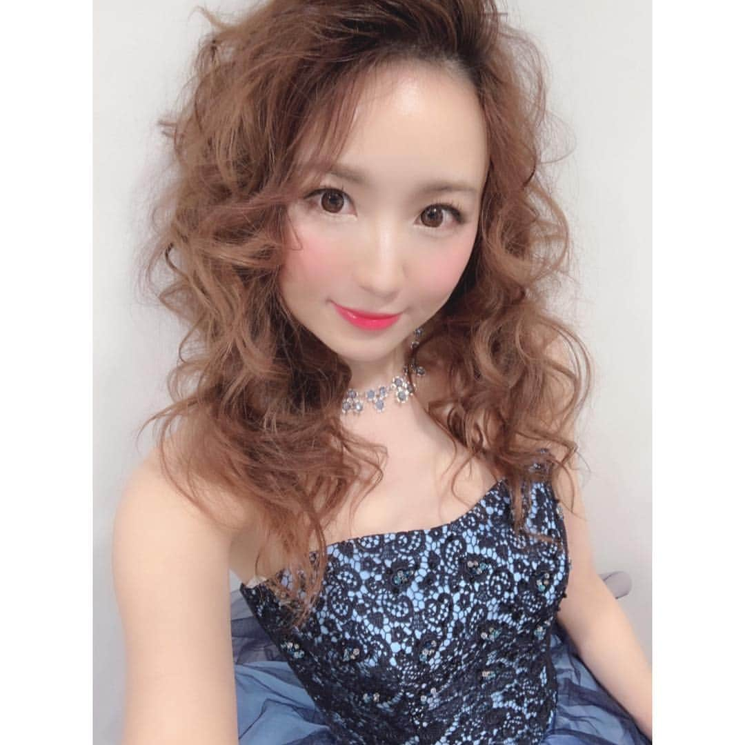 小越しほみさんのインスタグラム写真 - (小越しほみInstagram)「ヘアメイクで別人になった😳✨ ・ #shooting #撮影 #gekkabijin #六本木 #ドレス #dress #ヘアメイク #デコ出し #巻き髪 #別人」4月30日 7時09分 - shihomi1129