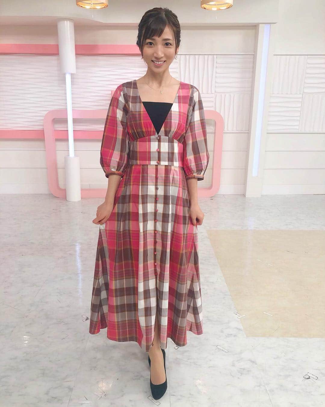 のインスタグラム：「﻿ Oha!4の衣装です💃﻿ ﻿ Andemiuというブランドのものです。﻿ ここのお洋服は私服でも持っていて、﻿ きれい目カジュアルな感じで 着回しが効いて使いやすい✨﻿ ﻿ ちなみにOha!4は﻿ GW中も毎日変わらず放送していますよ☝️﻿ ﻿ #oha4  #andemiu #衣装」