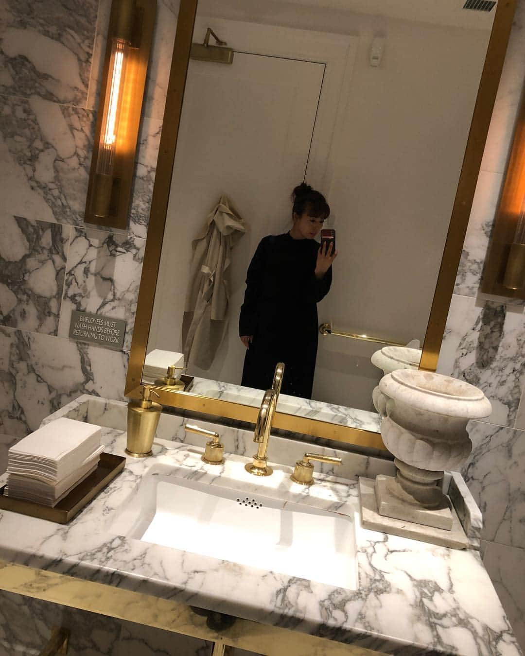 橋本真依さんのインスタグラム写真 - (橋本真依Instagram)「【NYのおトイレ事情】﻿ チェルシーマーケットの近くにある﻿ 置いている家具がとにかくオシャレな建物。﻿ “RH rooftop restaurant “﻿ ﻿ ここのお手洗いが一番綺麗で広くて﻿ 高級なホテルみたいでした✨﻿ ﻿ やっぱりNYや海外って少しドアの下の方が空きすぎていたり、日本人からすると便座が固かったり、便座の位置も高かったり...﻿ なにかとまだまだ使いにくい。。。﻿ ﻿ 日本に帰ってくると少しホッとします☺️﻿ ﻿ そしてNYにも持っていったフローラクレンズ。﻿ これのおかげで旅先でもいい感じ！ 女の子あるあるの出なくて困る〜💦ってことも全くなし！(^^)﻿ ﻿@botanico_official ﻿ ﻿ ﻿ ﻿ #女子力ねーさん#ニューヨーク旅行#ニューヨーク観光#マンハッタン#ニューヨーク#ニューヨークカフェ#ニューヨーク生活#乳酸菌﻿#トイレ事情 #FLORACLEANSE#NY#NYC#newyorkcity#nyclife#nycblogger#happy#smile#love#peace#lucky#tbt#l4l#followme#followback#instagood#photooftheday#Tokyo#Japan#PR﻿ #橋本真依ニューヨークチャレンジ」4月30日 7時14分 - hashimotomai430