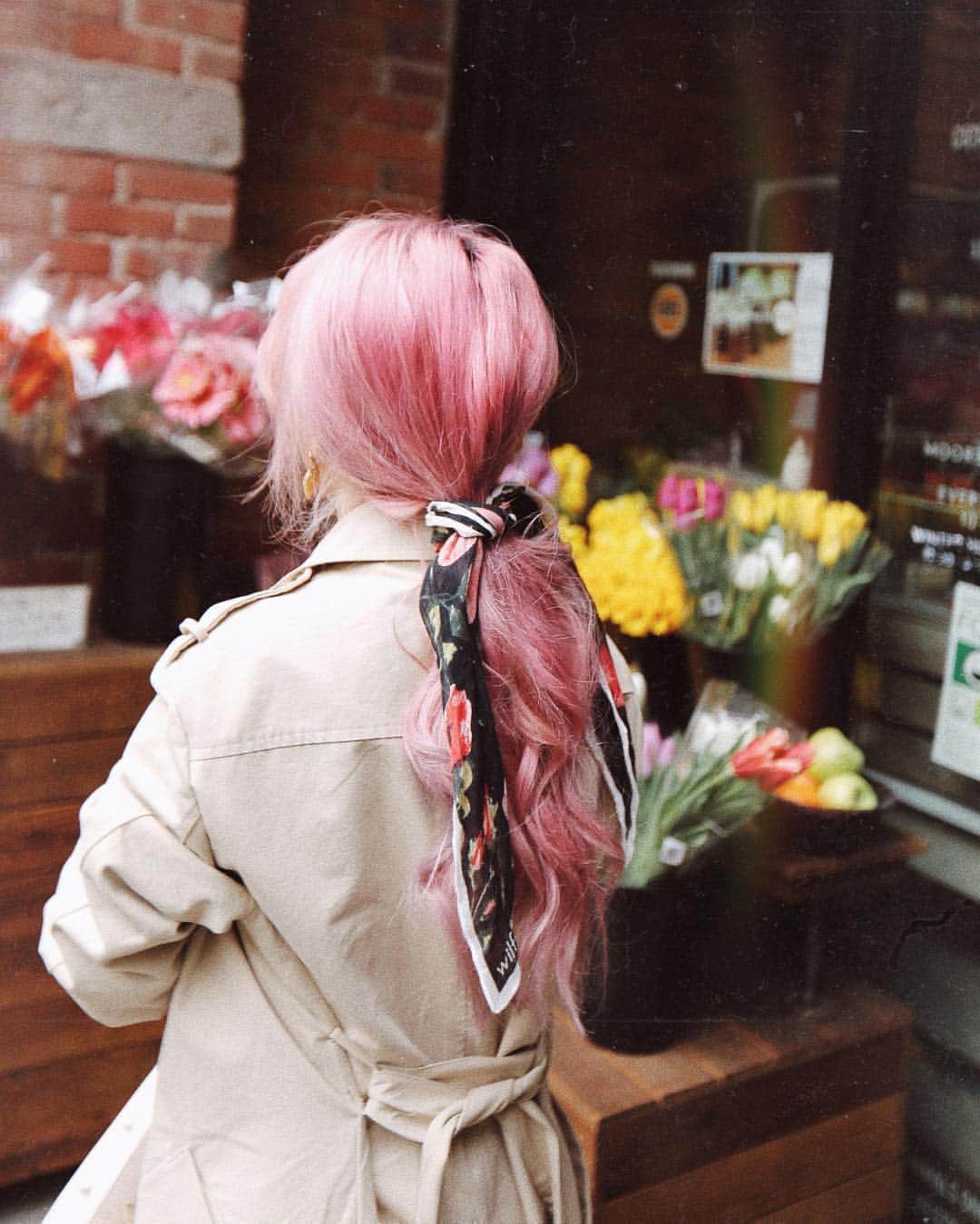 AikA♡ • 愛香 | JP Blogger • ブロガーのインスタグラム：「Low pony + floral print 💐 Making the 3rd curled hair day look even better, chicer & cuter 💕 ..... ▸ 📷: @thathalfjapaneseguy  #pinkhair #hairstyles #lowponytail #springfashion #myaritzia #seattle #loveclosethairnmakeup」