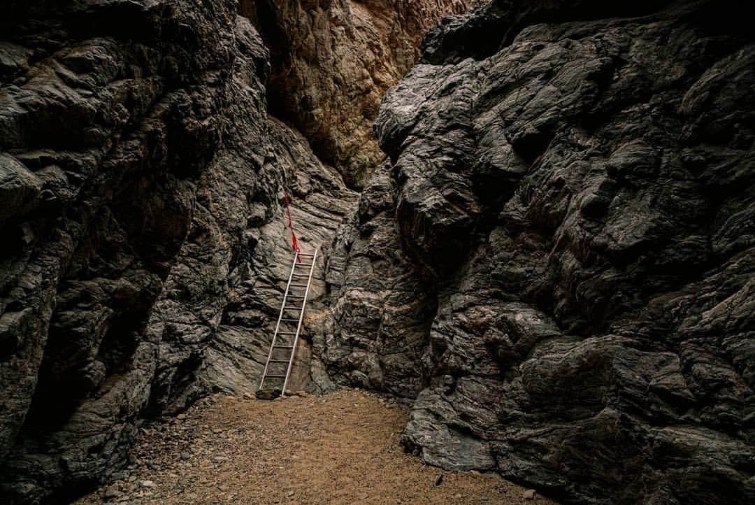 コートニー・ヒックスさんのインスタグラム写真 - (コートニー・ヒックスInstagram)「Let's just say that the Painted Canyon  and Ladder Canyon are aptly named. Swipe to see both. #somanycolors #greenrocks #pinkrocks #stripedmountains #ladders #somanyladders」4月30日 7時21分 - courtneynhicks