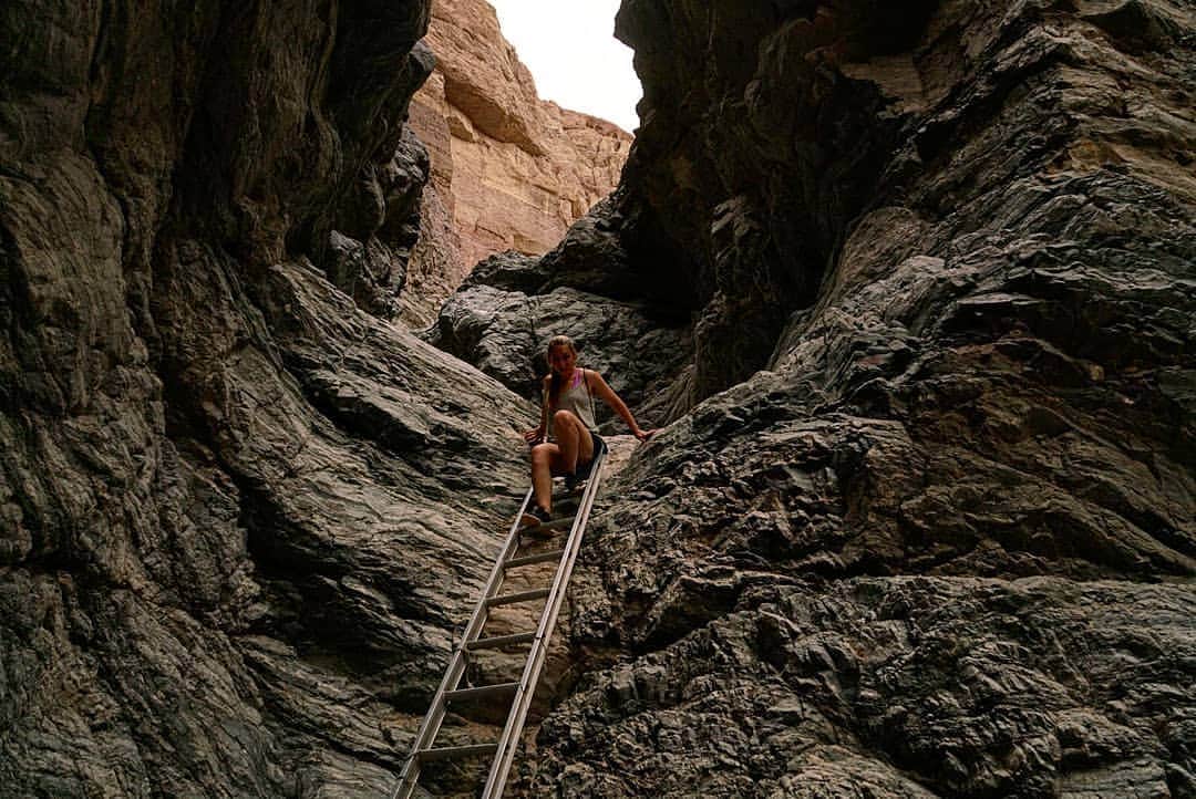 コートニー・ヒックスさんのインスタグラム写真 - (コートニー・ヒックスInstagram)「Let's just say that the Painted Canyon  and Ladder Canyon are aptly named. Swipe to see both. #somanycolors #greenrocks #pinkrocks #stripedmountains #ladders #somanyladders」4月30日 7時21分 - courtneynhicks