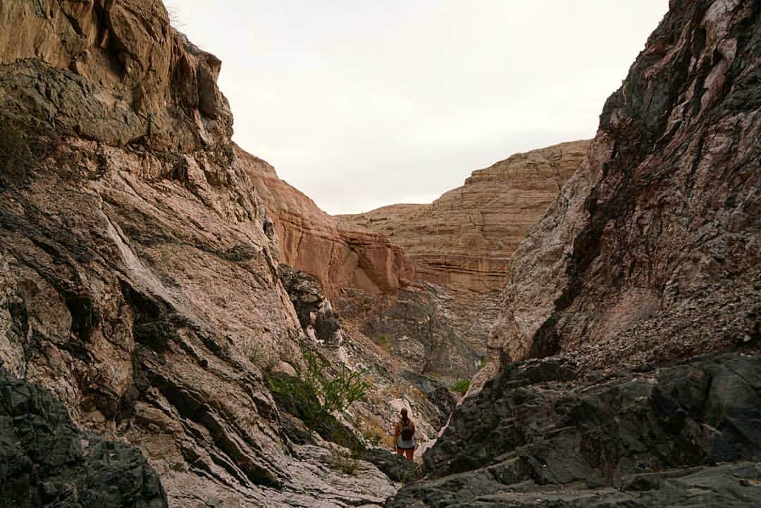 コートニー・ヒックスさんのインスタグラム写真 - (コートニー・ヒックスInstagram)「Let's just say that the Painted Canyon  and Ladder Canyon are aptly named. Swipe to see both. #somanycolors #greenrocks #pinkrocks #stripedmountains #ladders #somanyladders」4月30日 7時21分 - courtneynhicks