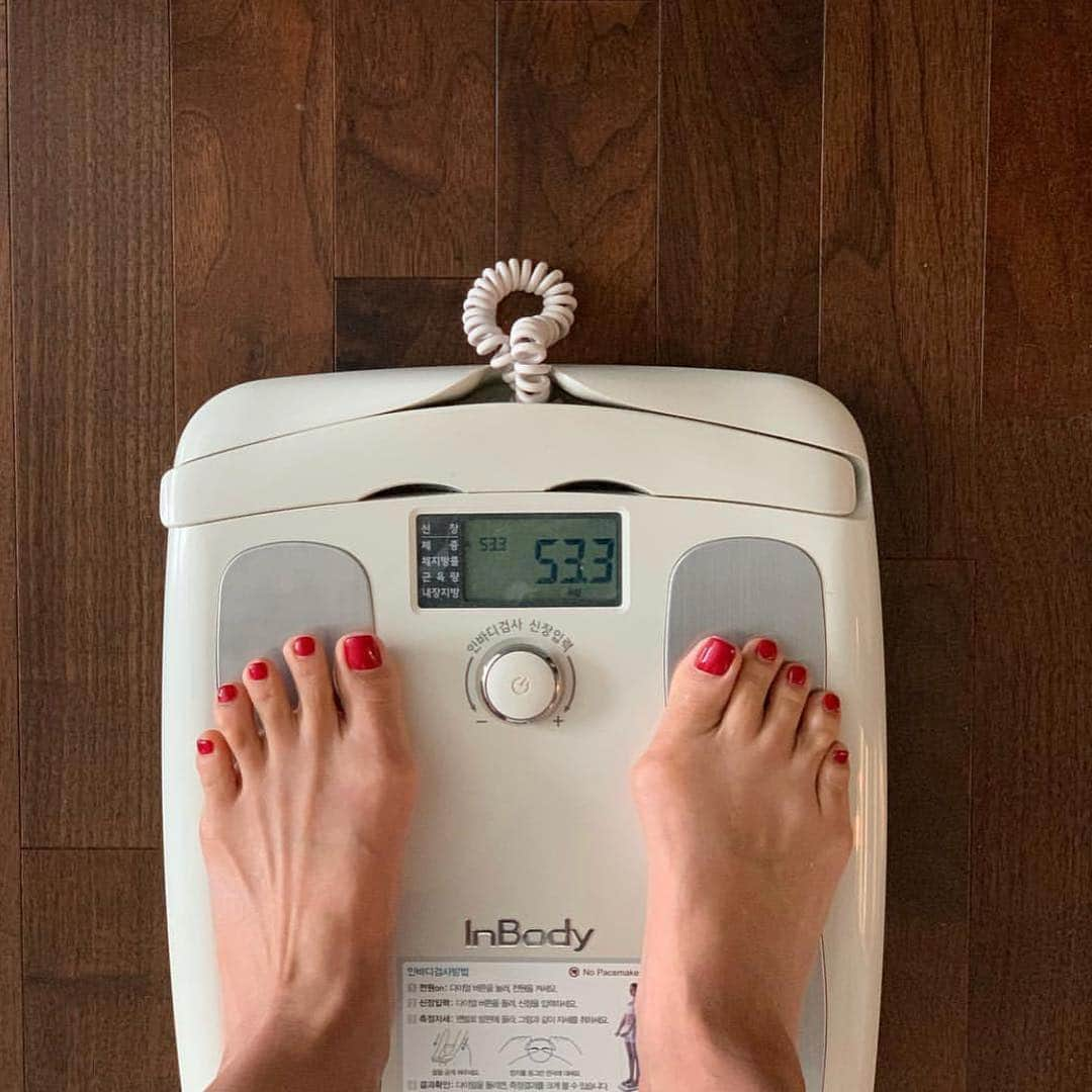 キム・ジュニさんのインスタグラム写真 - (キム・ジュニInstagram)「4월11일 공복체중 53.3kg >4월30일 공복체중 51.9kg 극단적인 식단 없이 배고픔 없이 하루 일반식 2끼 단백질 위주 식사+1끼 간식(견과류,오이,토마토등)+#쓰리아웃 +운동으로 1.4kg 감량했어요! 음 1.4킬로 라는 숫자가 드라마틱해보이진 않지만 근육이 있는 몸이라 막 마른몸이 아니기에 저에겐 1킬로 감량이 무지 힘들거든요😅 오늘 #쓰리아웃 광고 촬영을 하는날! 목표 체중까지 완료하고 샵으로 출발하는 마음이 한결 가벼워요! 그리고 무엇보다 예전처럼 극단적인 다이어트를 하지 않았다는게 힘들지 않아서 좋았구요! 제가 판매 하는 제품의 광고를 찍게 되는 영광을 누리게 된것도 기쁘고! 아침부터 뿌듯하고 기쁜 마음이에요! 아! 단백질 위주의 식단이 궁금하신 분들을 위해 식단 메뉴 공유해 놓을께요! . (단백질 식단) 현미소고기 볶음밥+김치 안심구이+현미밥+김치 생선구이+현미밥+김치 닭가슴살 볶음밥+김치 닭안심 소금구이+현미밥+김치 닭가슴살스테이크+고구마 or 현미밥+김치 . 외식하게되면 샤브샤브, 소고기구이, 현미로만든 닭가슴살 김밥 혹은 밥이 많이 안들어간 김밥(로봇김밥,김선생등) 생선구이 정식등등 . 요중에 한가지식 택해서 하루 두끼! 먹었어요 ㅎㅎ 그리고 무엇보다 극한 식단이 아니기에 #쓰리아웃 은 필수로 식전에 3알씩!! (전 하루 2번 섭취했습니다-총 6알) 배고픔없이 맛있는 일반식 먹으면서 수월하게 체중 감량을 할수 있어서 너무너무 기쁜맘이에요🙈 . 오늘 #쓰리아웃 촬영 잘 하고 올께요! 간만에 광고촬영이라 아침일찍 샵에 오니 피곤하네요😅 그래도 기쁜 맘으로 울 님들에게 보여드릴 맘으로 열심히 찍고 오겠습니다!! 모두 좋은 하루 되세요♥️🙋🏻‍♀️」4月30日 7時24分 - evajunie