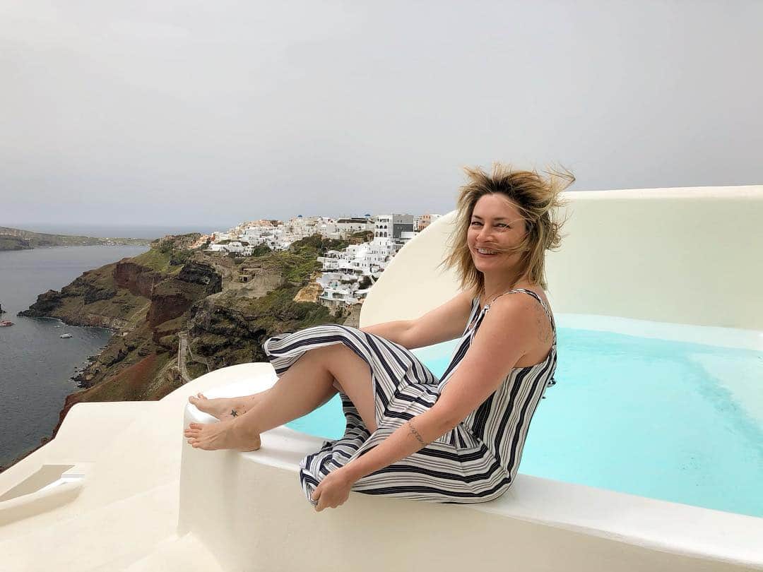 メッチェン・アミックさんのインスタグラム写真 - (メッチェン・アミックInstagram)「So I had this great idea to pose like a supermodel to show you how gorgeous my personal pool was from the @canavesoia suite’s private patio... but... epic fail 🌪🤣 #CanavesOia #Santorini #Greece #travelpartner @howelltalentrelations」4月30日 7時25分 - madchenamick