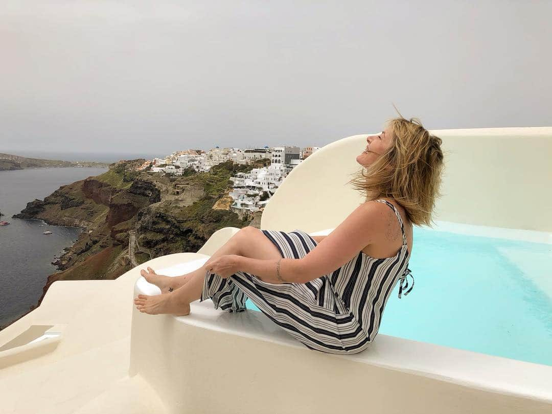 メッチェン・アミックさんのインスタグラム写真 - (メッチェン・アミックInstagram)「So I had this great idea to pose like a supermodel to show you how gorgeous my personal pool was from the @canavesoia suite’s private patio... but... epic fail 🌪🤣 #CanavesOia #Santorini #Greece #travelpartner @howelltalentrelations」4月30日 7時25分 - madchenamick