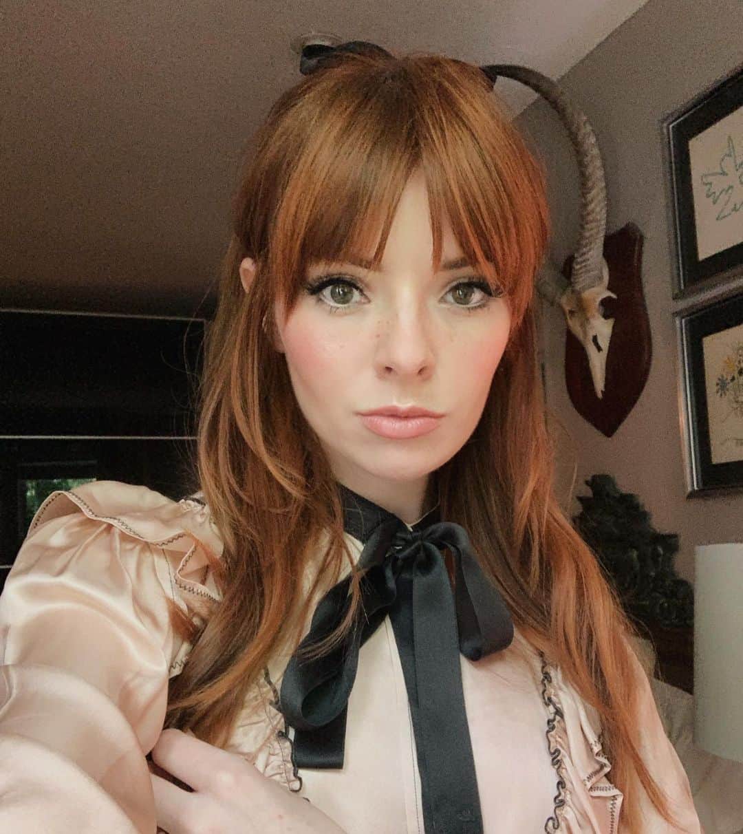 ジェーン・アルドリッジのインスタグラム：「Trimmed my own bangs without making myself cry, let’s commemorate this huge achievement with a selfie 💇🏼‍♀️💅💅💅」