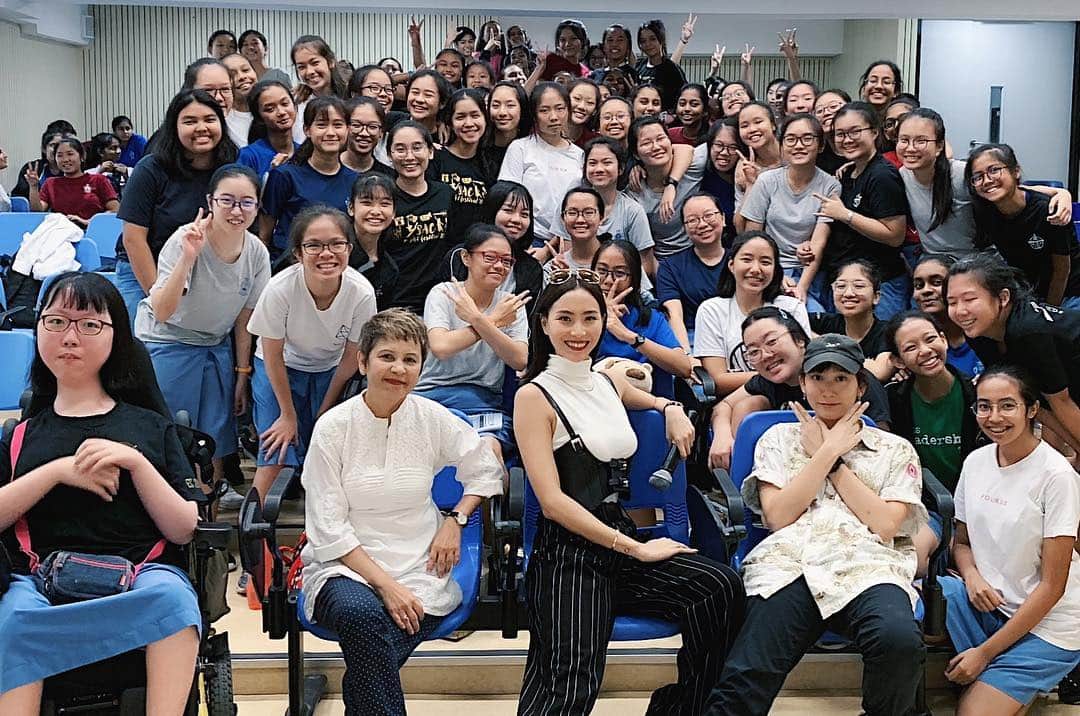ソニアのインスタグラム：「SAC GIRLS WHERE YOU AT LEAVE A COMMENT!! It’s been about 10 years since I set foot in St Anthony’s... and this afternoon brought back so many memories tho the entire place has changed 🥰 From being a shy, soft spoken girl to a more mischievous one in my upper Sec days (4/6 whuddup), and all those evenings with my Chinese Orchestra and debating team - good times! . Thank you Ms Kessler for putting this career talk with some of the upper sec girls together! I’m looking forward to coming back to campus for the whole school next time 🥳 Btw... swipe all the way for a nerdy surprise and a moment from Sec 4 graduation 🤣 More in my stories!」