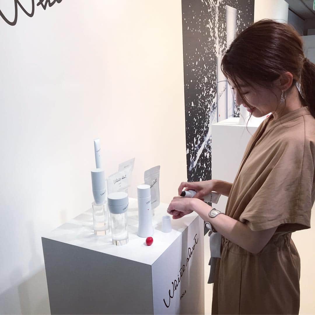 のインスタグラム：「先日 POLA @pola_cosmeticculture 美白スキンケア商品「ホワイトショット」シリーズに日本で10年ぶりに承認された新規美白有効成分PCE-DP（ピースディーピー）が配合されたホワイトショットローションとミルクが誕生し発表会に伺いました✨ヒトが持っている美白力を目覚めさせて肌細胞の美白エネルギーを高めるエネルギー美白。ローションもミルクもどちらも肌馴染みが良く肌に浸透していく感じでした。 5月24日に発売で私も実際に使用して経過を楽しみにみていきたいと思います‼️ #POLA #ポーラ  #ホワイトショット #エネルギー美白 #美白ケア #美肌ケア #PR」