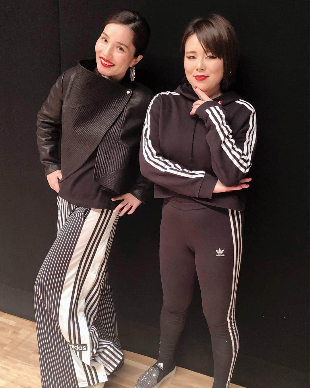 平野ノラさんのインスタグラム写真 - (平野ノラInstagram)「ブルダスとノラダス アディ女🖤🖤🖤 #アディじょ #adidas #リンクコーデ #ブルゾンちえみ  #平野ノラ」4月30日 17時44分 - noranoranora1988