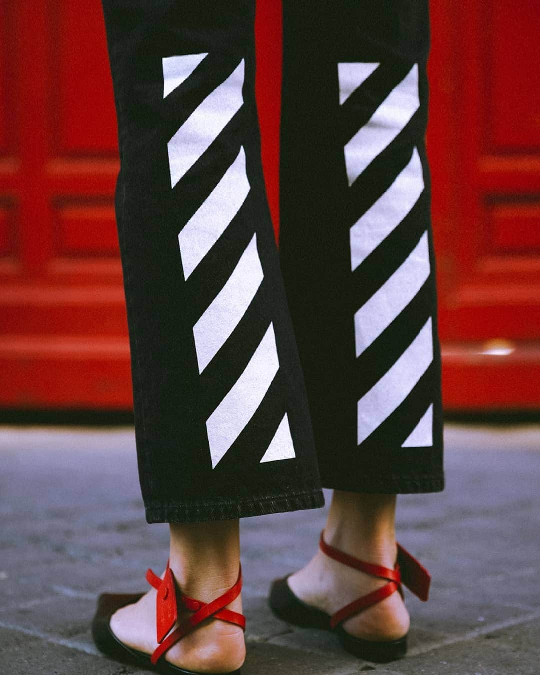 OFF-WHITE C/O VIRGIL ABLOHさんのインスタグラム写真 - (OFF-WHITE C/O VIRGIL ABLOHInstagram)「ss19 women’s Off-White™ zip tie slippers and black cotton flowers pants now available at @off___white__paris and online. photography c/o @chilldays」4月30日 17時02分 - off____white