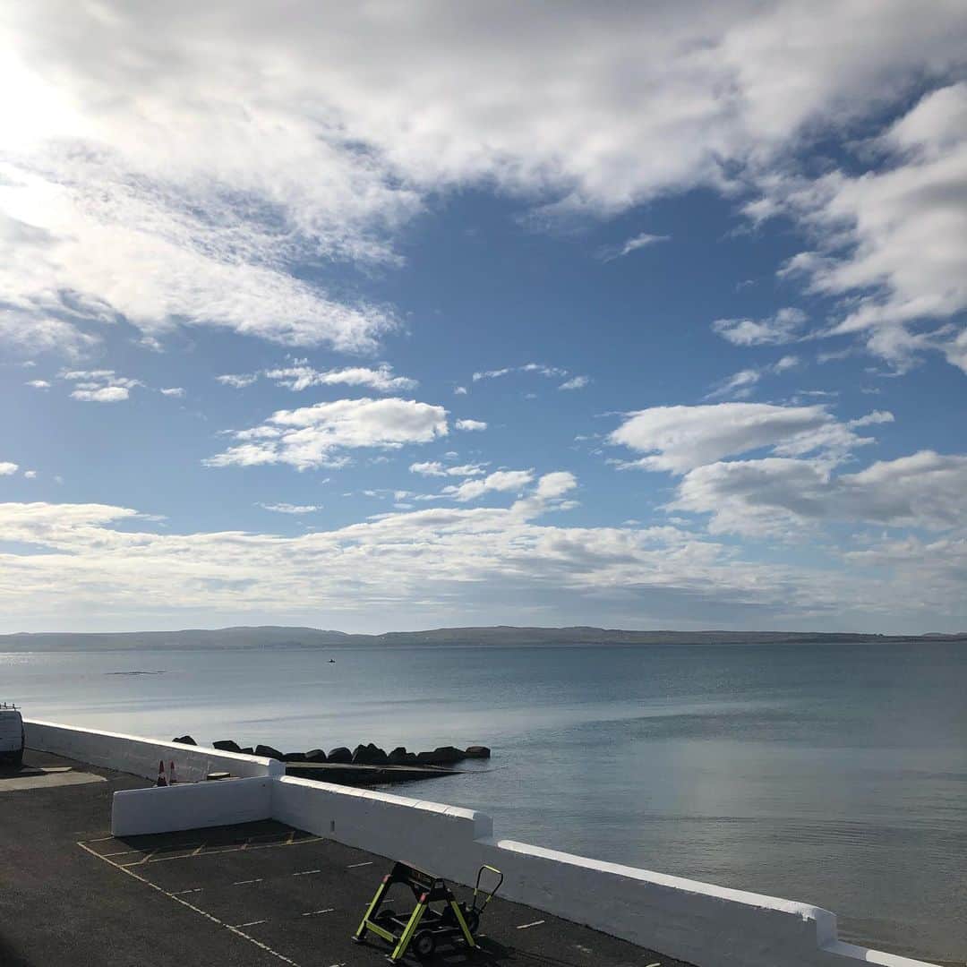 トムセン陽子さんのインスタグラム写真 - (トムセン陽子Instagram)「アイラ島最終日の昨日、ディナー中に、素敵なサプライズが。 最高に晴れ渡った空に響くバグパイプの音色に、涙が止まりませんでした。 今日、島を離れ、グラスゴーに向かいます。 ありがとう、アイラ！！ . . . #scotland #islay #whisky #bagpipes #最高の思い出 #アイラ #ウイスキー #トミーウイスキー旅2019」4月30日 17時04分 - yokothomsen