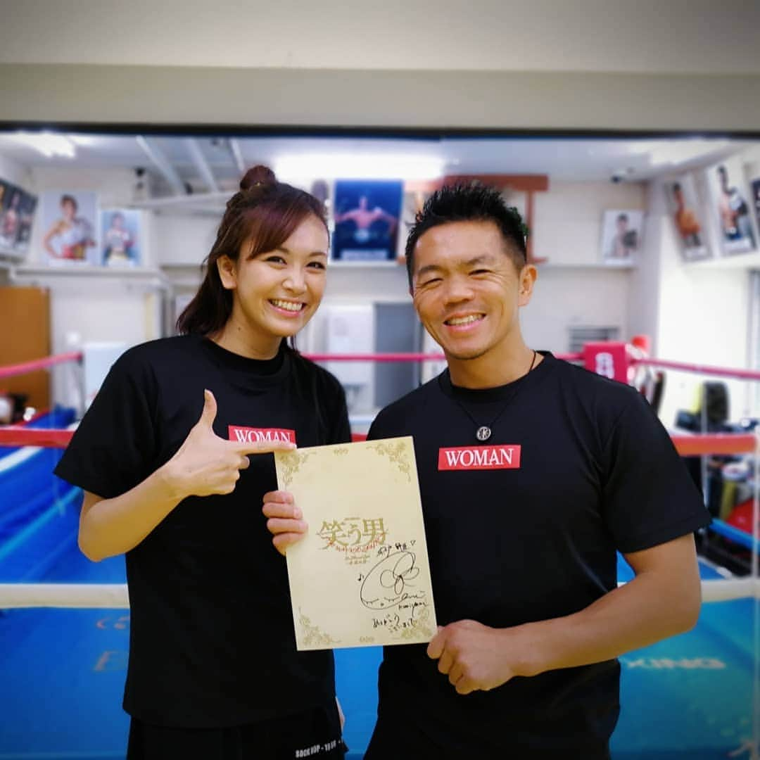 栗山絵美さんのインスタグラム写真 - (栗山絵美Instagram)「平成最後のシュートボクシングへ🥊👉 現役シュートボクサーの宍戸大樹師匠、 ご自分の大事な試合の翌日に『笑う男』観に来てくれました‼️ 試合はTKO勝利。もちろん応援に駆けつけまして、めちゃめちゃ痺れる試合でした❗ 笑う男を観て、泣いた心優しき最強の男😭💦💦 ご観劇ありがとうございました❗  今日も練習ありがとうございました❗ #shootboxing  #宍戸大樹 師匠 #平成最後って言いたくなっちゃうよね何でも」4月30日 17時21分 - jumboebig