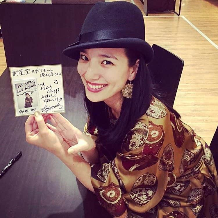 レイヤマダさんのインスタグラム写真 - (レイヤマダInstagram)「平成。 どれだけの人と出逢った？ どれだけの路を歩いた？  バロックの鳴り響く街を 森のワルツが木霊する山を 汐騒のたゆまぬ海を えにしのままに。  みんなに会えば色褪せた世界は色づき 安心しながら前へ進むことができました。  どうしてと叫んだ夜も 愛の輪郭が見えず ラブブルーな時だって 見守ってくれました。  みんなと過ごした時間が頭の中で無限にループしています。 I can not forget you.  その一つ一つがある善き日々です。  涙の雫は見せずに この時代を終えよう！ 大好きなあなたに恥じぬよう 精一杯生きてゆこう！ この国をそしてこの星を愛そう！  Uh lalalaー！と叫んでレイヤマダは新しい時代へ踏み出します！ 一緒に歩いてくれるよね！ Vamos！  Q、さてここで問題です。 この文章にレイヤマダの楽曲の数々が散りばめられています。何曲見つけられるかな！？ (相当オタクじゃないと難しいクイズです！) ・ #グッバイ平成 #ようこそ令和 #ありがとう #さようなら #レイヤマダ #クイズ」4月30日 17時16分 - rayyamada_dayo