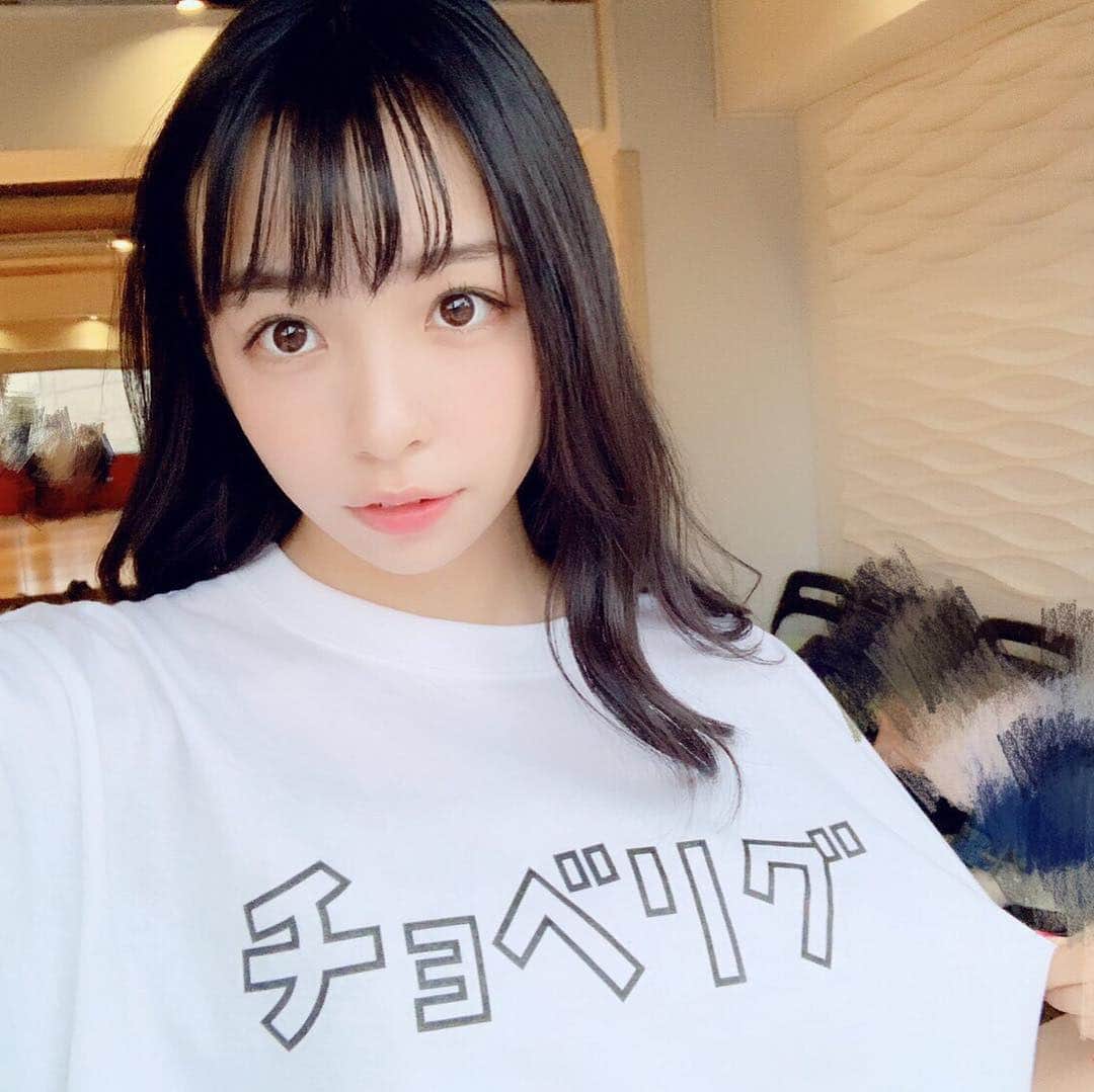 のインスタグラム：「👍チョベリグTシャツジャック👍﻿﻿﻿﻿﻿ ﻿﻿﻿﻿﻿ ついに、、平成も今日が最後🥺！！！﻿ まだまだ沢山の方々のチョベリグな写真をアップ予定🌈﻿ ﻿﻿﻿﻿﻿ 神宿の一ノ瀬みかちゃんありがとう🚀﻿ SPINNSと一緒に平成最後を盛り上げよう💓﻿ ﻿﻿﻿﻿﻿ #SPINNS #スピンズ #fashion #gw #平成最後のチョベリグ #平成最後のgw #平成 #チョベリグ  #チョベリグTシャツ」