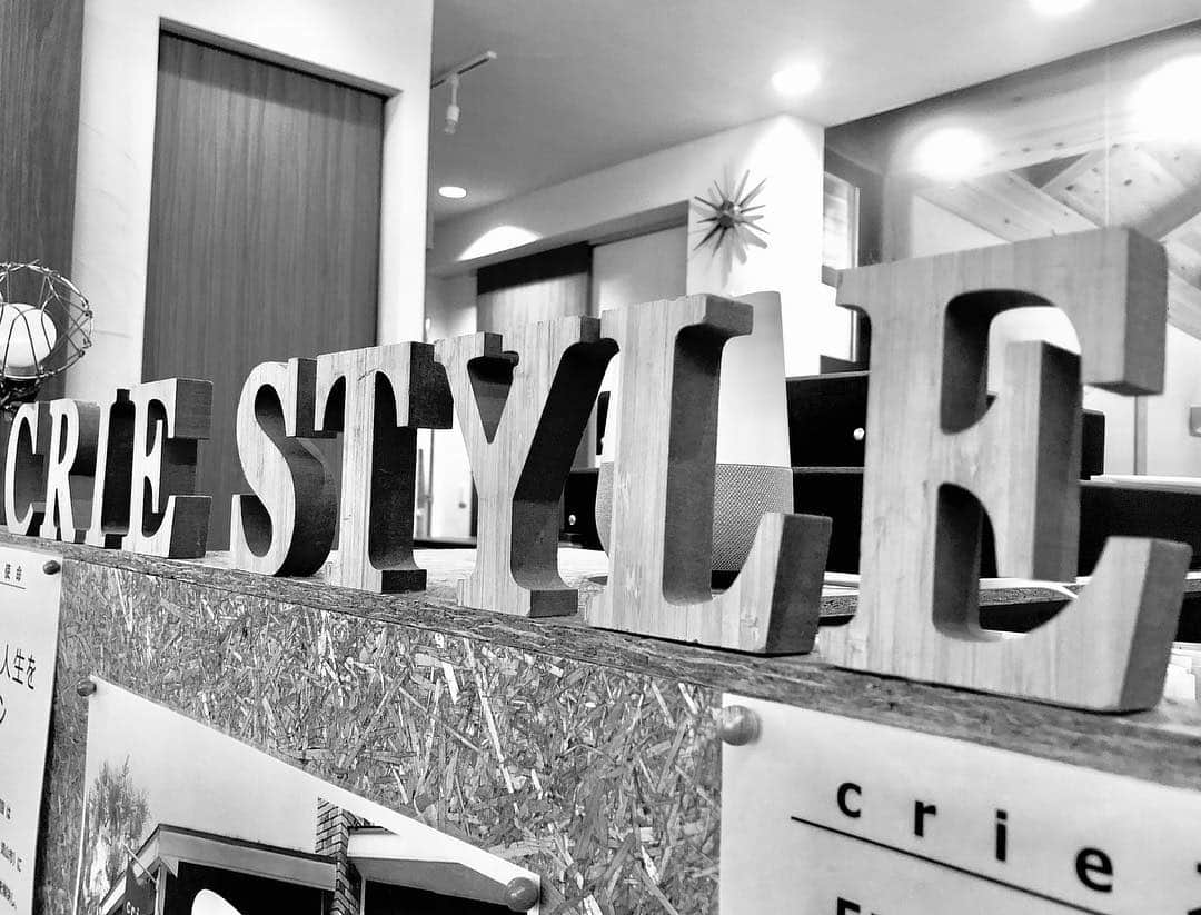 crie style クリエすずき建設のインスタグラム：「本日、平成最後の日。 あいにくの天気ではございますが、平成最後の日を、 皆さまどのようにお過ごしでいらっしゃいますでしょうか？('ω')ノ メディアやSNSより、平成の終わりと令和への カウントダウンをひしひしと感じ、 少々寂しさが込み上げる今日この頃です(..) とは言え、新たな時代の幕明けにワクワクしますよね(๑ت๑)ﾉ  平成の時代、多くのお客さまよりクリエすずき建設をご愛顧いただきまして、本当にありがとうございました！！ あと数時間後、新たに始まる令和の時代も、「楽しく人生をデザイン」のお手伝いが出来れば幸いです。 令和の時代も、どうぞよろしくお願いいたします＊ ・ ・ ・ 縁と縁が繋がって、私は今、クリエすずき建設の 広報としてお仕事をさせていただいております✒ 令和の時代も、様々な縁と縁が繋がって、 最後に一つの円が描けたらいいな～と思います( ˘ω˘ ) ( 語彙力なく、表現がわかりづらく申し訳ございません…） (広報 丸山)  #平成#令和#平成最後 #ゴールデンウィーク #令和もどうぞよろしくお願いいたします！ #戸建て#注文住宅 #バリアフリー#ユニバーサルデザイン #セカンドライフ #新築#リノベーション#リフォーム #ライフスタイル#住まいづくり #楽しく人生をデザイン #criestyle#クリエスタイル #crie#クリエ #すずき建設#クリエすずき建設 #クリエすずき#工務店 #柏市#柏」