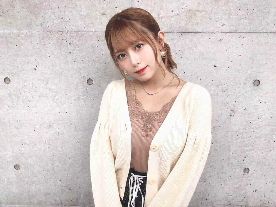 岩花詩乃のインスタグラム：「握手会ありがとうございました🤝 次は3日大阪です🐙 2枚目にお洋服タグ付けしてます⭐️ * * #握手会#幕張メッセ#コーディネート#コーデ#cocodeal#whoswhochico」