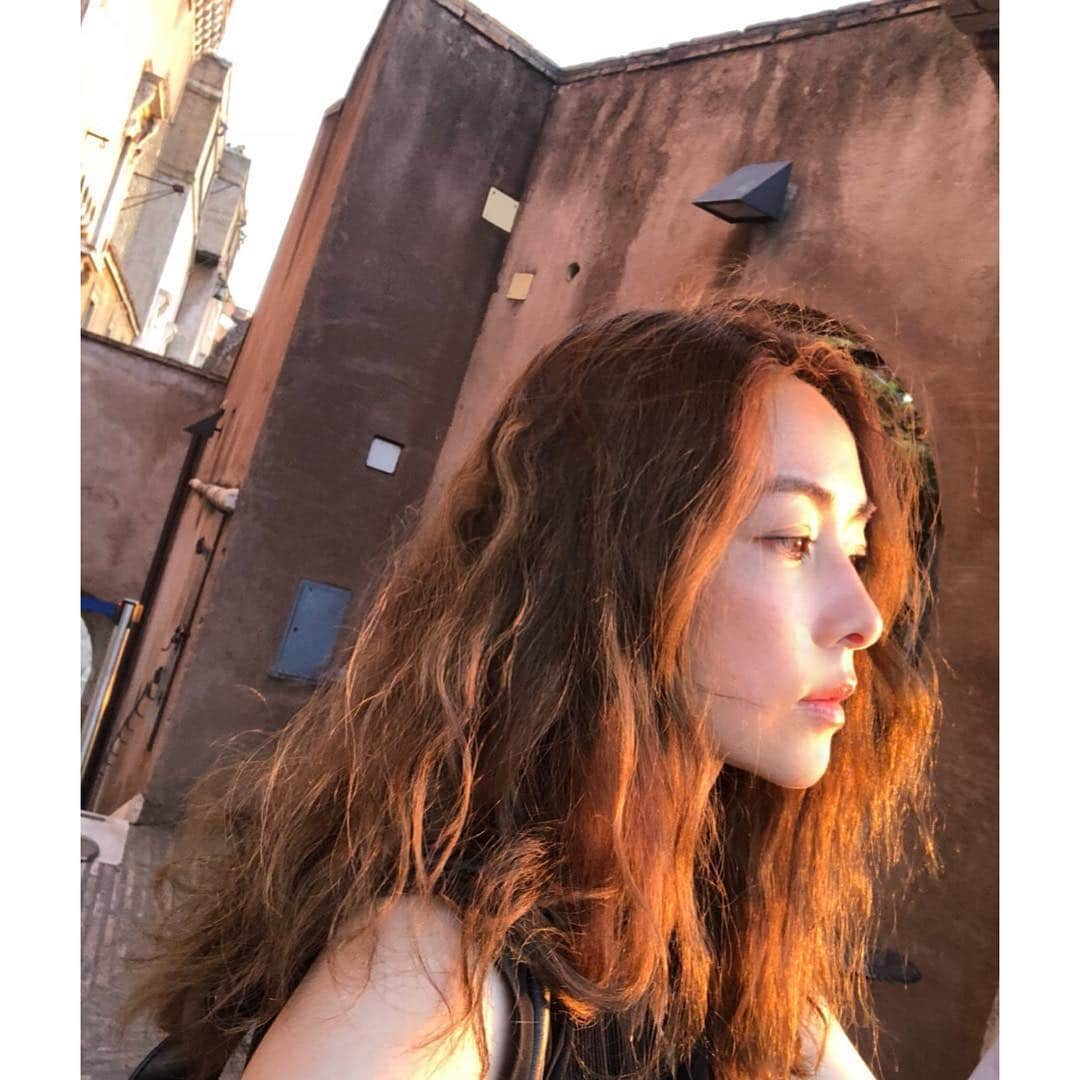 霧島れいかさんのインスタグラム写真 - (霧島れいかInstagram)「こんばんは。  ブルース・ウィリスです。 あと数時間で平成が終わりますね。 今 走馬灯のように これまでの自分の人生を思い出しています。 いろいろでしたなぁ。本当に本当に。 とにかく私は人に恵まれてきました。 こんなに幸せなことはありません。そして 昭和、平成、頑張ってかけぬけた！ 本当によく頑張った！よし！自分という人間を楽しんでる。 また新しい気持ちで自分を大切に 今 目の前にいる人を大切に まだまだ思いきり楽しもう！  先日の伊勢神宮への旅行で 偶然にも 天皇皇后両陛下のお姿を見ることができ、 忘れられない素晴らしい思い出ができました✨  令和…平和で心が通い合う良い時代になりますように。  #平成最後#平成31年#4月30日  #写真は若かった20代からのいろいろ #なんやかんやで#幸せ#ありがとう」4月30日 17時38分 - reika_kirishima