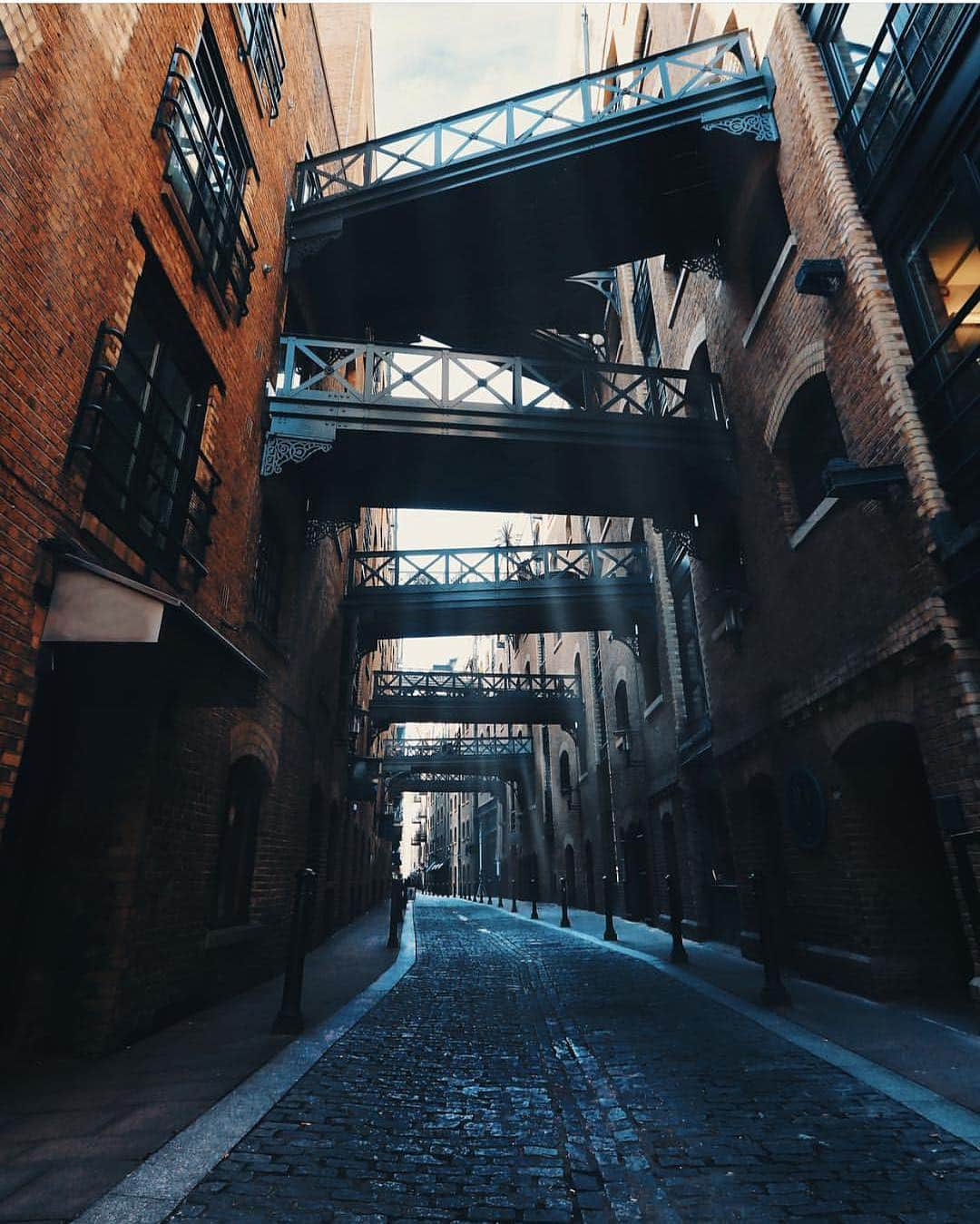 @LONDON | TAG #THISISLONDONさんのインスタグラム写真 - (@LONDON | TAG #THISISLONDONInstagram)「The wonder of #ShadThames by the talented @tamemkhuram 😍 This street is literally next to #TowerBridge - we’re still convinced many people stop at the iconic bridge and fail to notice this beautiful street, just yards away, so steeped in history. It’s a 19th century warehouse complex that was the largest of its kind in London, famous for spices and tea that rolled in on “clippers”. ⛵️ Goods were moved from the river over these bridges into the warehouses. // #thisislondon #london」4月30日 17時31分 - london