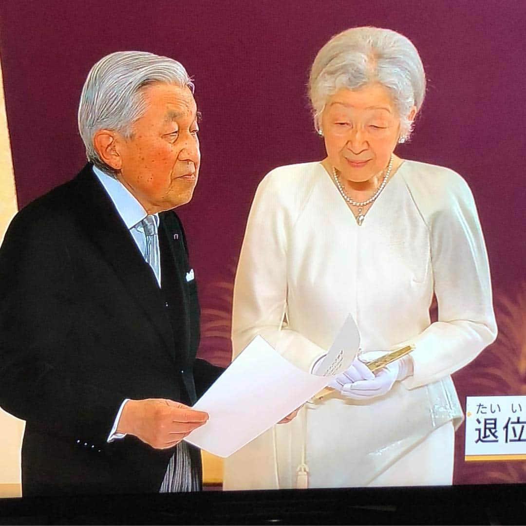 美甘子さんのインスタグラム写真 - (美甘子Instagram)「天皇陛下の最後のおことば。  国民のために象徴天皇として常に国民と同じ目線で尽くしてくださった天皇皇后両陛下に、最大級の感謝を。 ありがとうございました。  #退位 #退位礼正殿の儀 #平成最後の日」4月30日 17時31分 - rekish_mikako