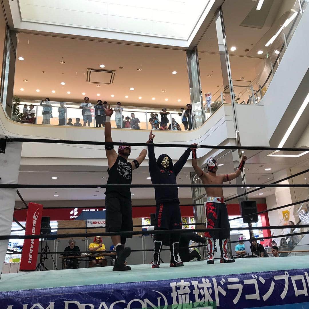 GOSAMARUのインスタグラム：「‪やはり、セイバーはMDC入りしたのね！！‬ ‪まぁ、いいんじゃないかな！‬ ‪本人が決めたなら！！‬ ‪僕と反対コーナーに行ったことを後悔させてやりますよ。‬ ‪その前に、しっかり脚を治してからね！‬ たまちゃんの初リングアナと実況！ かなり緊張してました( 笑 ) 良きお勉強になったんでは！！僕もね😅 そして、今日も沢山の笑顔に会えました👍 ‪#rd_pw #GOSAMARU #MDC #沖縄 #プロレス #観光‬」