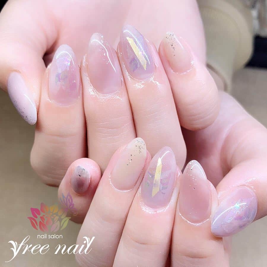 free nail フリーネイルのインスタグラム：「. お客様ネイル💅🏻🦋✨ . アンニュイネイル💗✨ . 透明感溢れるニュアンス💠✨ . ご来店ありがとうございました🙇🏻‍♀️🙇🏻‍♀️🙇🏻‍♀️💗 . #ネイル #フリーネイル #ネイルアート #ジェルネイル #ネイルサロン #大阪ネイルサロン #ネイルデザイン #ネイルチェンジ #アンニュイネイル #ニュアンスネイル #ホログラムネイル #ラメネイル #クリアカラーネイル #パープルネイル #ベージュネイル #ピンクネイル #デザインネイル #シンプルネイル #トレンドネイル #春ネイル #スプリングネイル #美甲 #日式美甲 #springnails #nailsart #nailsalon #nailsdid #newnails #newnail #freenail」