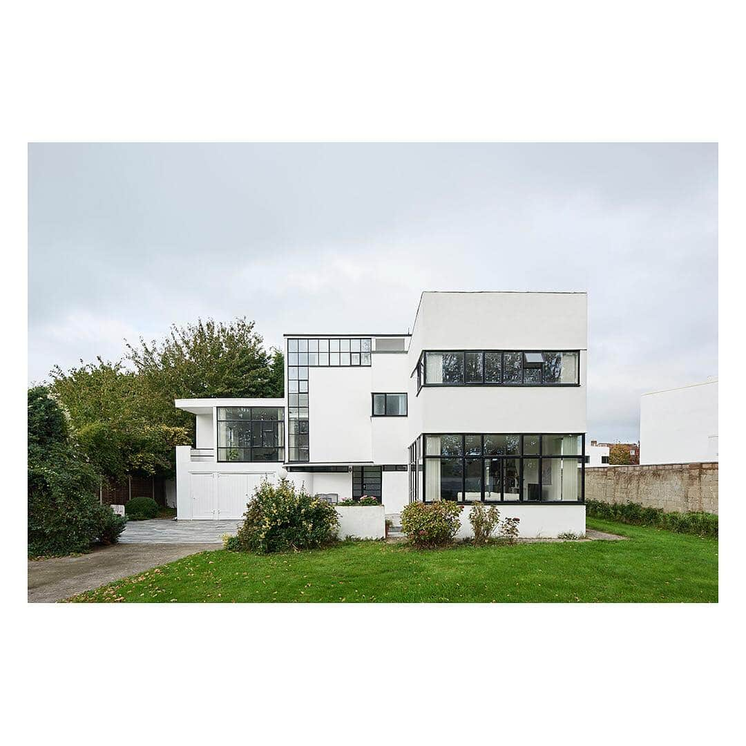 The Modern Houseさんのインスタグラム写真 - (The Modern HouseInstagram)「Escape to the seaside with this striking 1930s home on Hayling Island📍Hampshire. Check our bio for more information.  #coastalmodernity #haylingisland #modernism #1930s」4月30日 17時48分 - themodernhouse