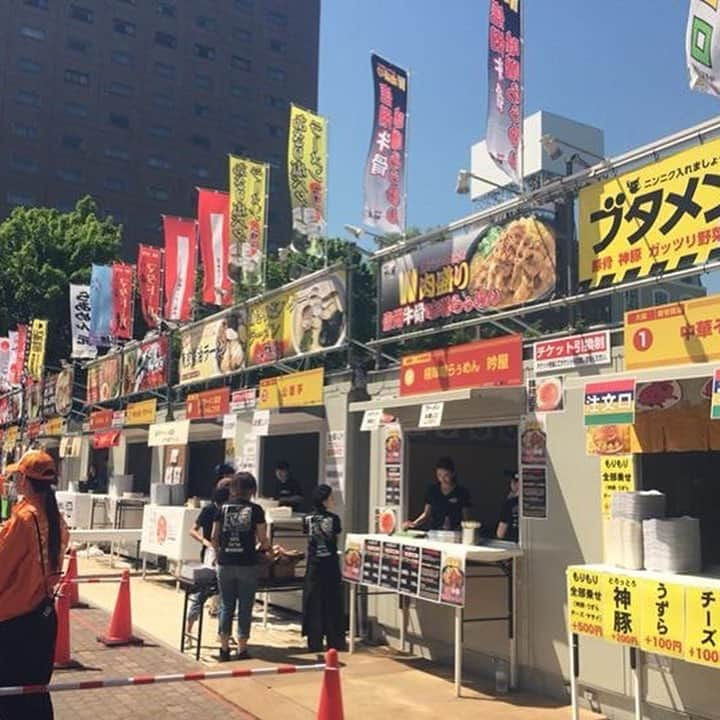 札幌ラーメンショー のインスタグラム：「・ ・ 【18年度 思い出 編】 ・ 第 2 幕 札幌ラーメンショー✨  今年も開催しますよ♪✨ 札幌ラーメンショー 2019 🍜✨ ・ 今回は、昨年開催された 『第 2 幕のラーメンショーの様子』をご紹介します😊♪ ・ ・ 去年のイベントに参加してくださった方も！ 今年はじめて参加する方も！ ・ ・ 今回のラーメンショーは一味も二味も進化しています！😎✨ 毎年大盛況のラーメンショー、ぜひ一度ご参加ください🍜 ・ ・ ーーーーーーーーーーーーーーーーーー 札幌ラーメンショー2019実行委員会事務局 TEL.011-753-9640 [平日・土 10:00～17:00/開催期間中 10:00～20:00] info@ramen-kyokai.jp ーーーーーーーーーーーーーーーーーー #札幌ラーメンショー#SAPPORORAMENSHOW #hokkaido #sapporo  #ラーメン #ラーメン部 #ramen #札幌ラーメンショー2018 #札幌ラーメンショー #札幌グルメ #大通公園」