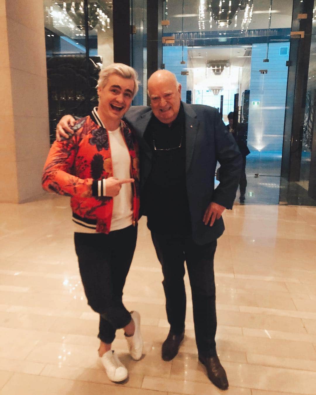 のインスタグラム：「These two reppin at the @apraamcos awards tonight... look out ✨😂 @chuggentertainment #apras」